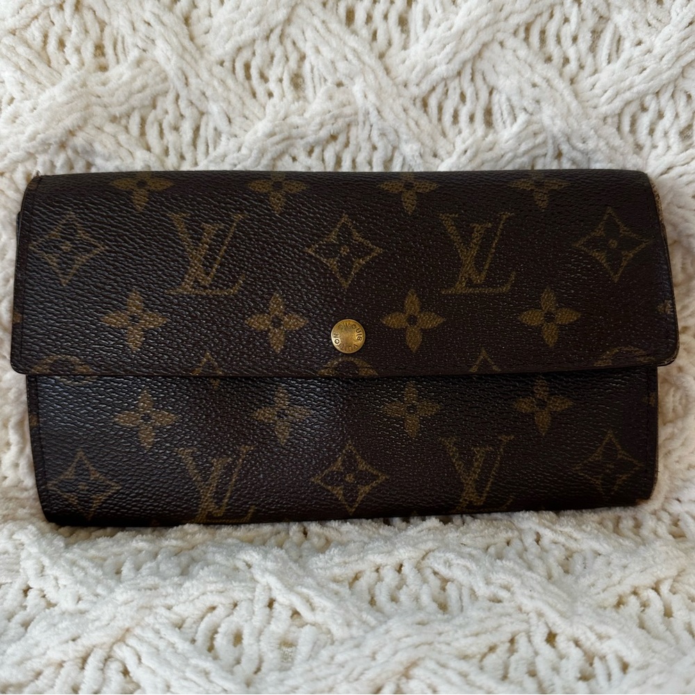 Authentic Louis Vuitton Monogram Sarah Wallet
